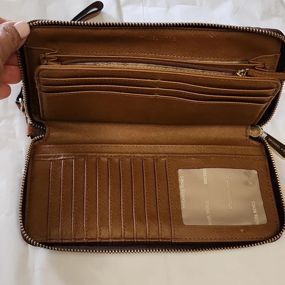 MICHAEL KORS EST.1981 WRISTLET WALLET